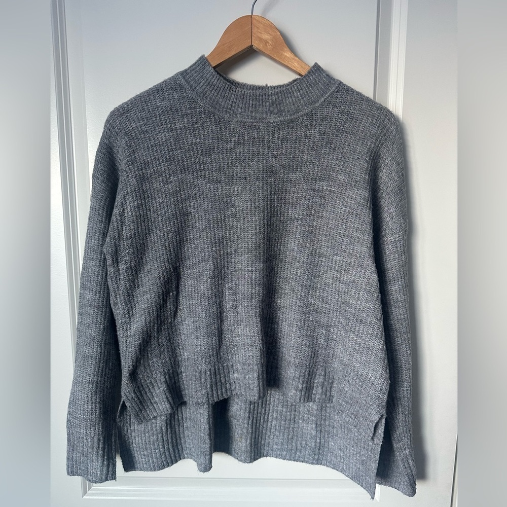 U2B gray high low sweater size L